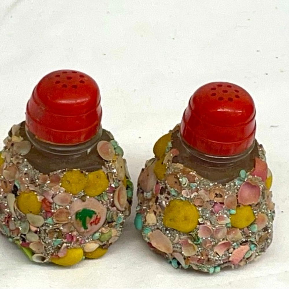 Vintage handmade small shell glitter kitsch Florida salt & pepper shakers
